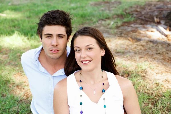 Pareja joven en el parque — Foto de Stock