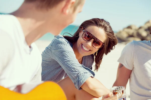 Beaux jeunes avec guitare sur la plage — Photo