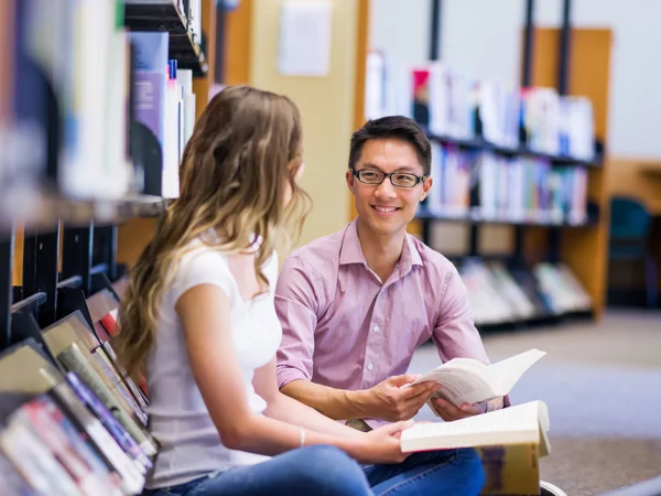 Two young students at the library — Stock Photo, Image