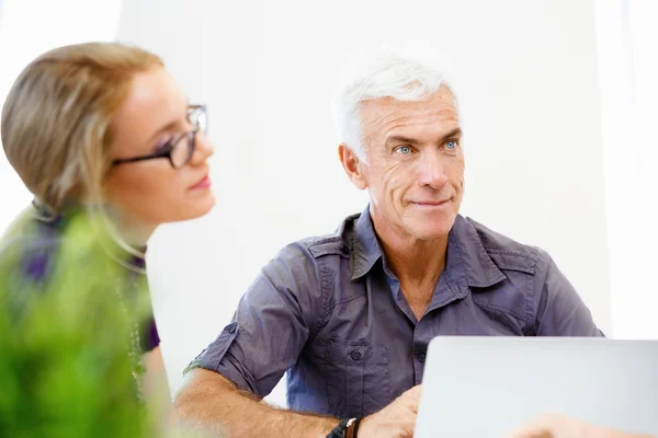 Collega's samen te werken — Stockfoto