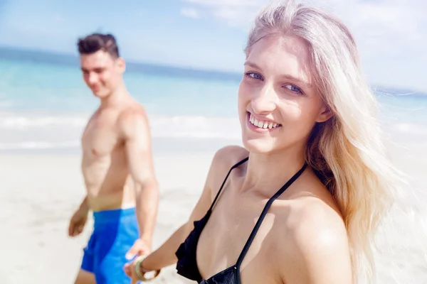 Romantico giovane coppia sulla spiaggia — Foto Stock