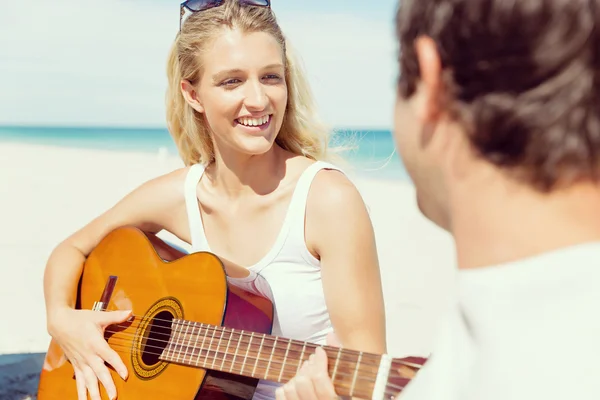 Belle jeune femme jouant de la guitare sur la plage — Photo