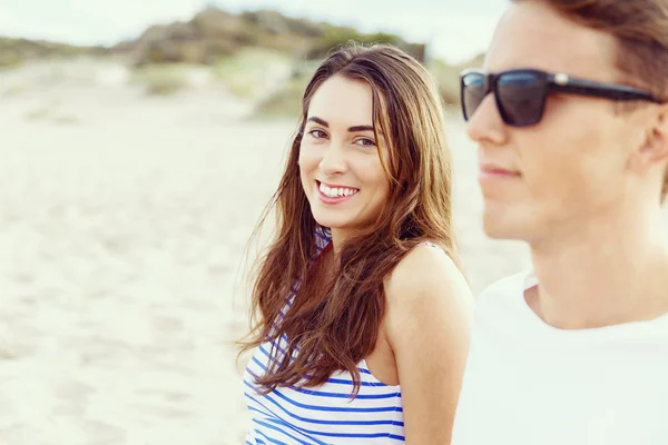 Romantische jonge paar op het strand — Stockfoto