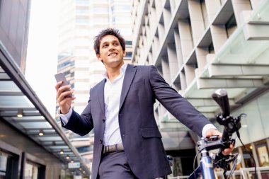 Başarılı bir iş adamı binicilik bisiklet