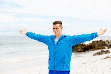 Silah spor giyim ile genç adam uzanmış