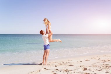 Mutlu çift Beach tatile atlama