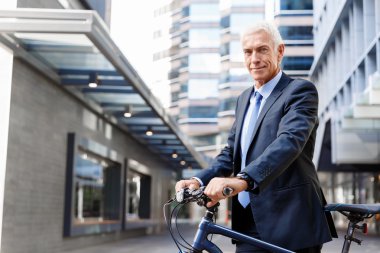 Başarılı bir iş adamı binicilik bisiklet