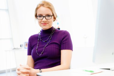 İş kadını ofiste.