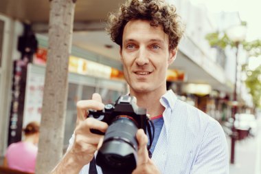 Erkek fotoğrafçı alarak resim