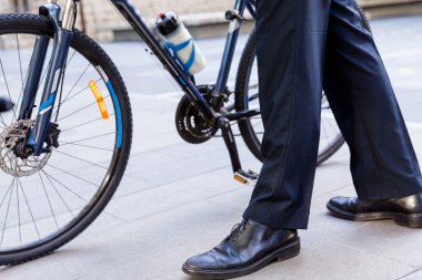 Başarılı bir iş adamı binicilik bisiklet