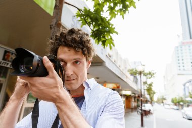 Erkek fotoğrafçı alarak resim