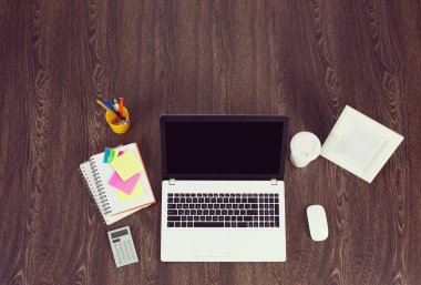 Ofis işyeri ofis, banka donatımı ve dizüstü bilgisayar ile