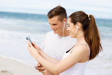 Koşucular mobil akıllı telefonlarıyla açık havada birkaç