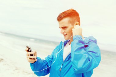 Spor ve müzik. adam koşu için hazırlanıyor