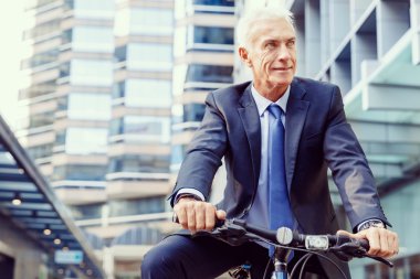 Başarılı bir iş adamı binicilik bisiklet