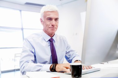 Başka bir office gün bilgisayar önünde