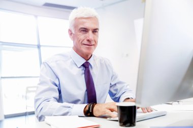 Başka bir office gün bilgisayar önünde