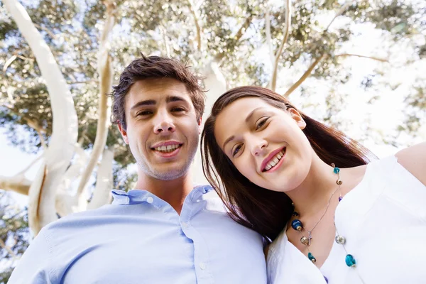 Jovem casal no parque — Fotografia de Stock