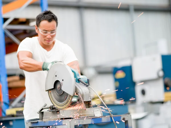 Asiatische Arbeiter in der Produktionsanlage auf dem Fabrikboden — Stockfoto