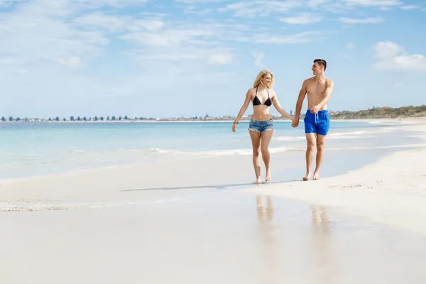 Romântico jovem casal na praia — Fotografia de Stock