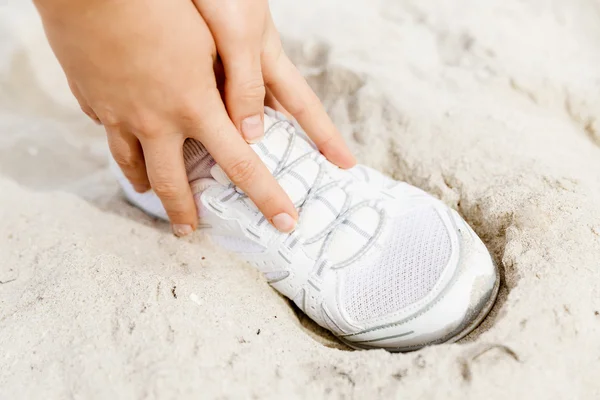 Runner laces his shoes and prepares to jogging — Stock Photo, Image