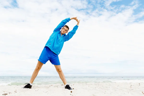 Uomo formazione sulla spiaggia al di fuori — Foto Stock