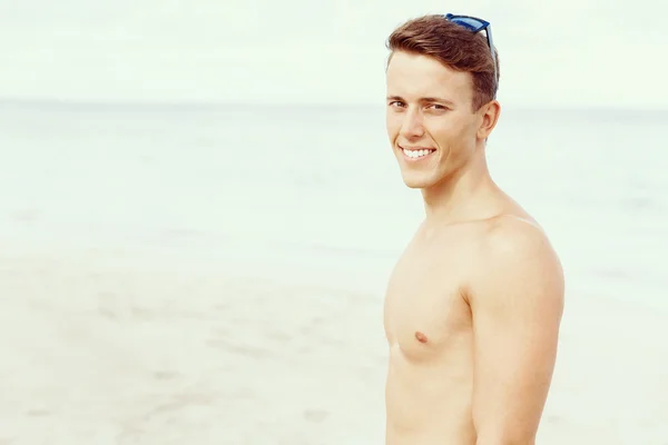 Beau homme posant à la plage — Photo