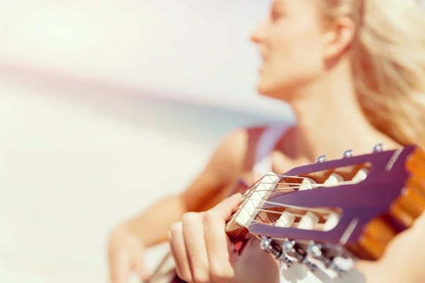 Hermosa joven tocando la guitarra en la playa —  Fotos de Stock