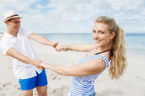 Gelukkig paar hebben plezier op het strand. — Stockfoto