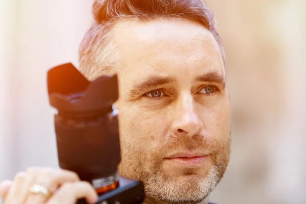 Male photographer taking picture — Stock Photo, Image