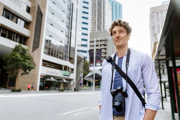 Turista masculino na cidade — Fotografia de Stock