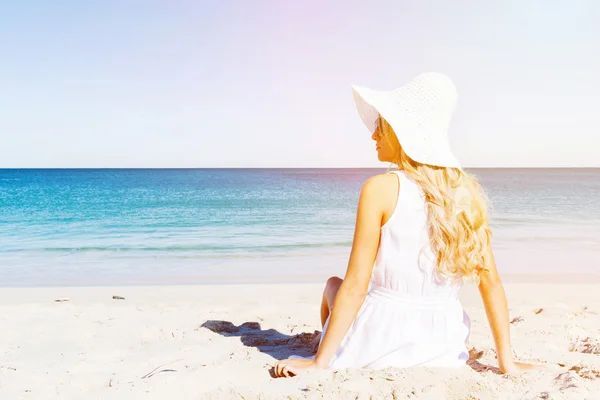 Mladá žena relaxace na pláži — Stock fotografie