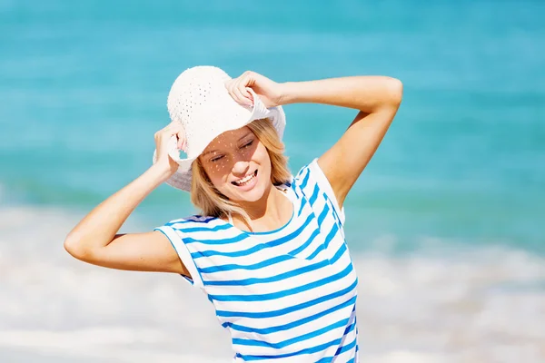 Junge Frau entspannt am Strand — Stockfoto