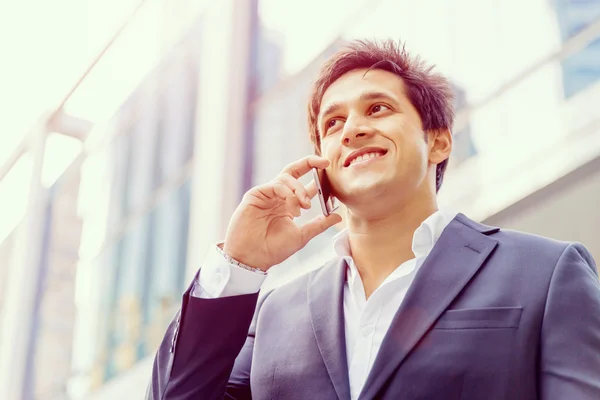 Retrato de empresario confiado al aire libre — Foto de Stock