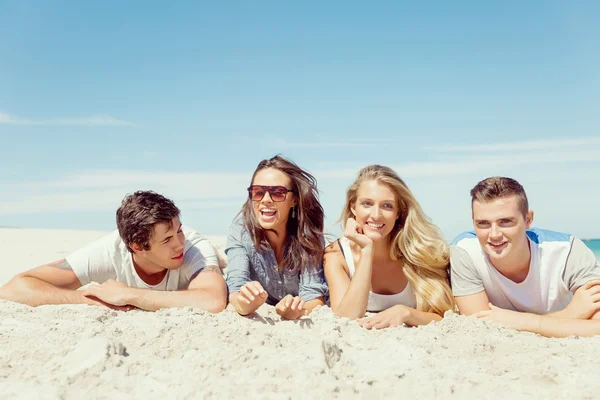 Compagnia di giovani sulla spiaggia — Foto Stock