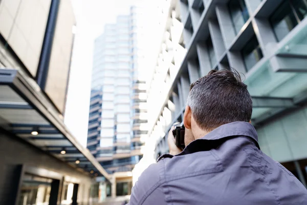 Male photographer taking picture — Stock Photo, Image