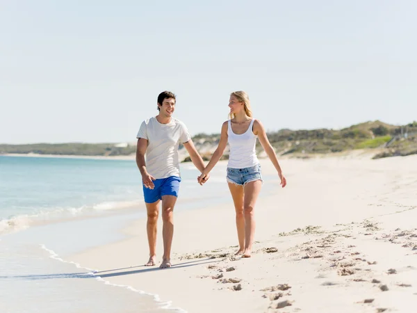 Romantique jeune couple sur la plage — Photo