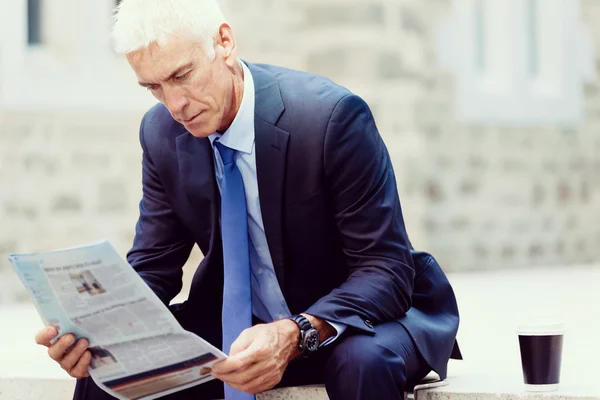 Portret van een zelfverzekerde zakenman buiten — Stockfoto