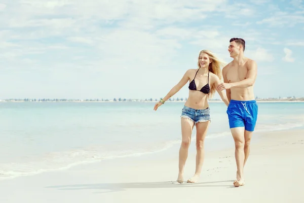 Romantique jeune couple sur la plage — Photo