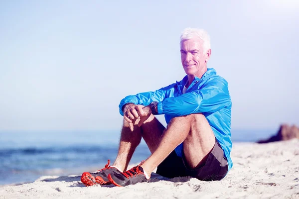 坐在沙滩上穿运动服的人 — 图库照片