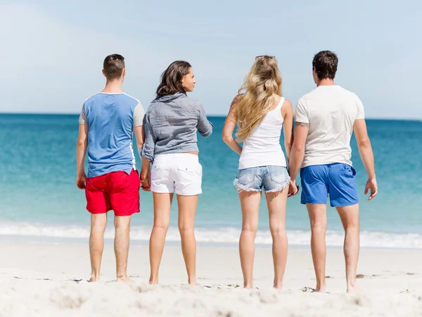 Compagnia di giovani sulla spiaggia — Foto Stock