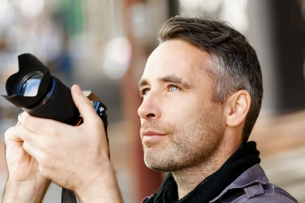 Fotógrafo masculino tomando fotos — Foto de Stock