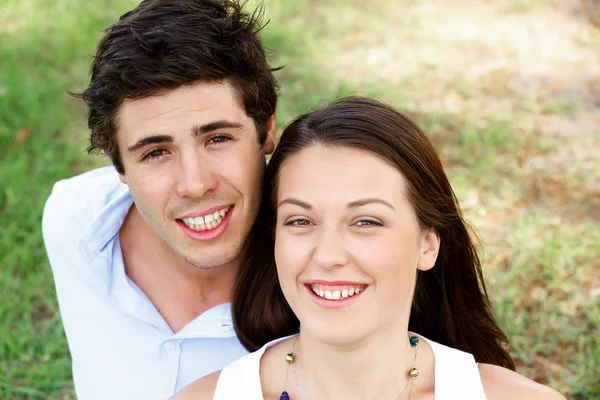 Young couple in the park — Stock Photo, Image