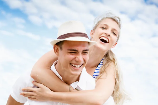 Retrato del hombre llevando novia en su espalda — Foto de Stock