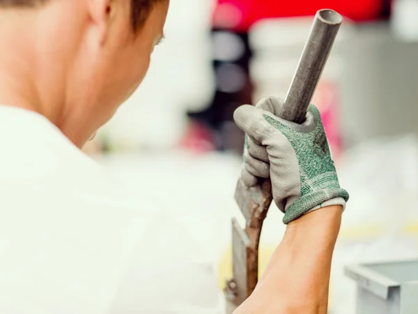 Asian worker in production plant on the factory floor — Stock Photo, Image