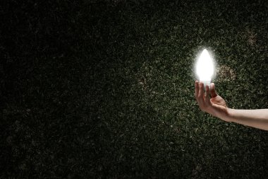 Karanlığın içinde parlak ampul