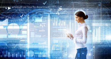 Modern teknolojiler kullanan kadın