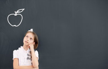 Düşünceli kız Blackboard ayakta