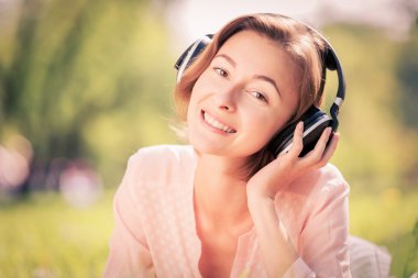 Park güneşli hafta sonu