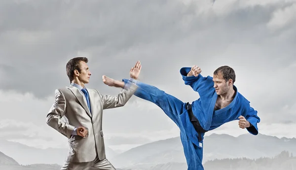 Karate mannen i blå kimino — Stockfoto